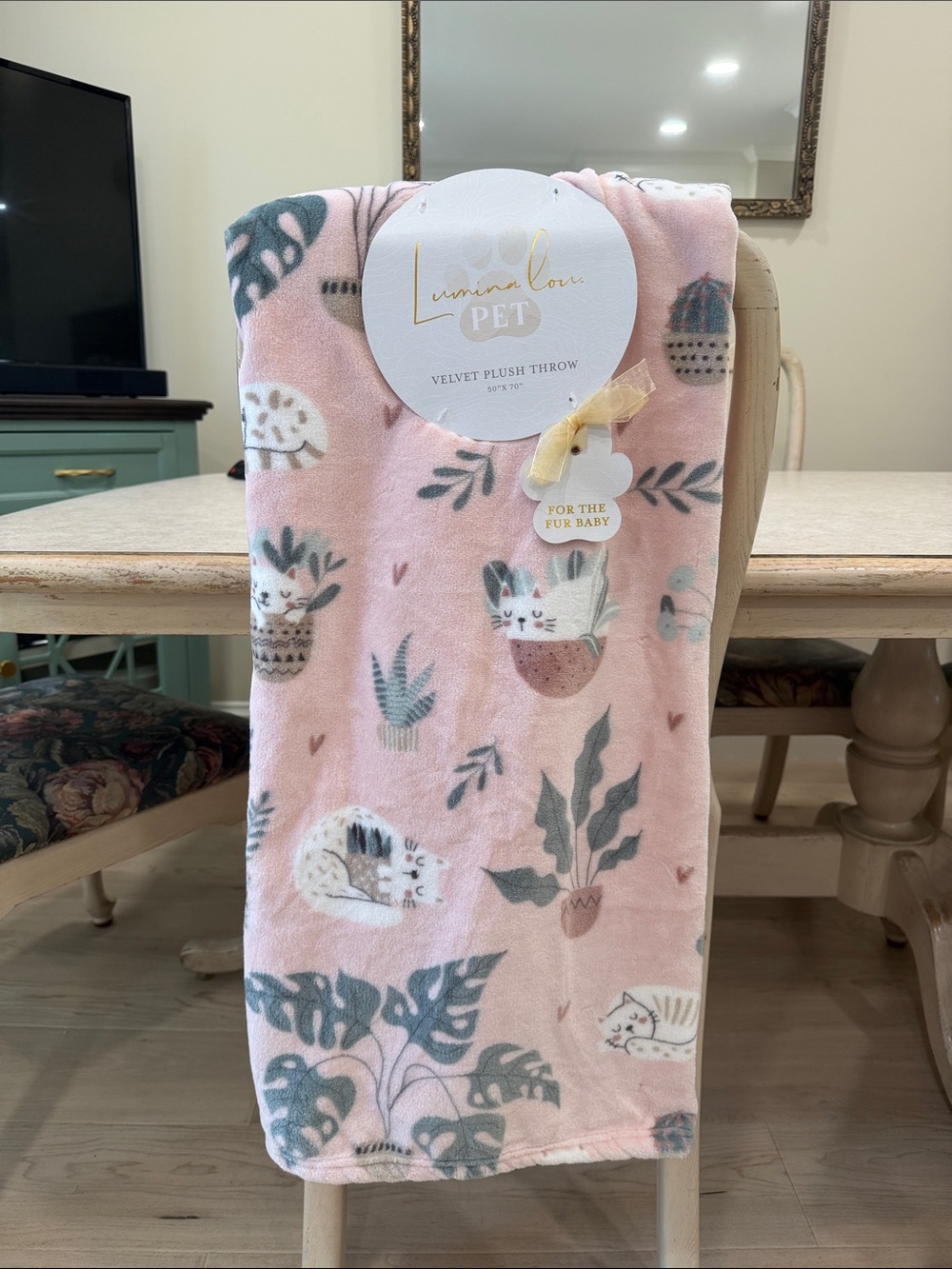 BNWT LUMINOUS LOU PET VELVET PLUSH THROW WITH ADORABLE SLEEPY CAT MOTIF IN PINK